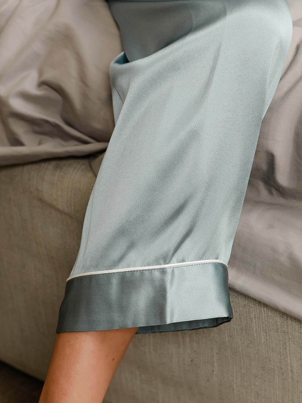 Klassisches Pyjama-Set aus reiner Seide mit Bindebordüre